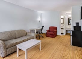 Days Inn & Suites by Wyndham Colonial 5