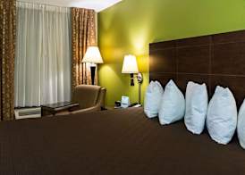 Rodeway Inn & Suites Clarksville near Governors Square Mall 4