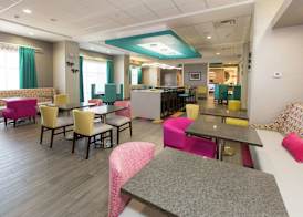 Hampton Inn Mustang 3