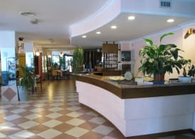 Hotel Boomerang - Check-in & Meals in front at hotel Sporting 4