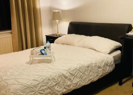 ASHMINA HOLIDAY LET with Free onsite Parking for SMALL VANS and cars only 4