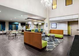 La Quinta Inn & Suites by Wyndham Pasadena 4