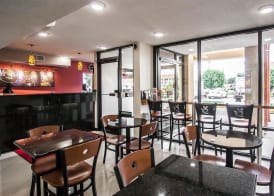 Econo Lodge Inn & Suites Memphis East 4