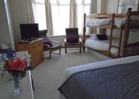 Trumbles Gatwick B&B, Peaceful Stay with Parking & Easy Airport Access 5