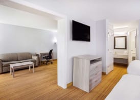 Days Inn & Suites by Wyndham Colonial 4