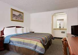 Knights Inn Macedonia 3