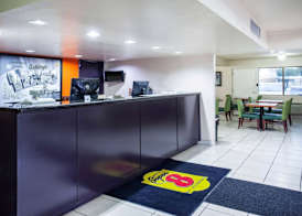 Super 8 by Wyndham Giddings 3