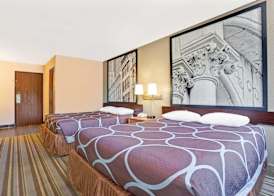 Super 8 by Wyndham Louisville Airport 3