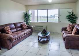 Super 8 by Wyndham Giddings 2