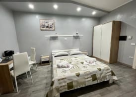 The Queen Tropea 4