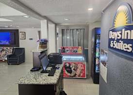 Days Inn & Suites by Wyndham Tampa/Raymond James Stadium 3
