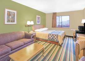 Super 8 by Wyndham East Moline 3