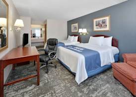 Days Inn & Suites by Wyndham Bentonville 4