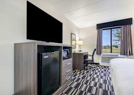 Clarion Pointe Richmond North near University 3