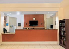 Super 8 by Wyndham Austin/Airport South 3
