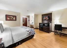 Econo Lodge Inn & Suites 4