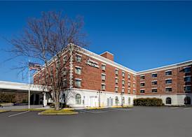 Hampton Inn & Suites Rockville Centre 5