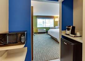 Holiday Inn Express & Suites ROANOKE – CIVIC CENTER by IHG 3