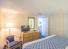 Oceanfront Suite -Steps to SkyWheel! Yachtsman 402 4