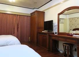 Champagne Hotel 4