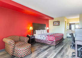 Econo Lodge & Suites Clarksville near Governors Square Mall 4