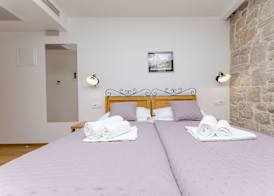Apartment and Rooms Desideria 3