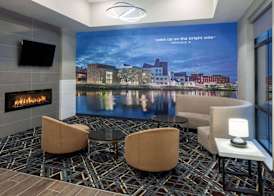 La Quinta Inn & Suites by Wyndham Coralville Iowa City 5