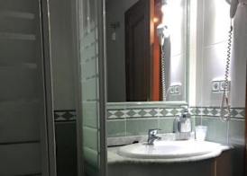 Hotel Los Leones, el más cercano a Warner 2