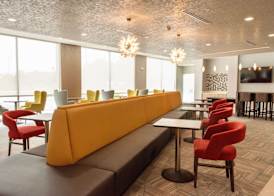 La Quinta Inn & Suites by Wyndham Lake City 2