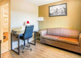 Super 8 by Wyndham Kingston 5