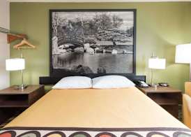Super 8 by Wyndham Bloomington Normal 5