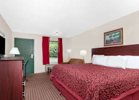 Days Inn by Wyndham Columbia NE Fort Jackson 5