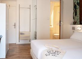 Chic & Basic Tallers Hostal 4