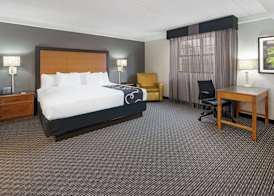 Super 8 by Wyndham The Woodlands North 4