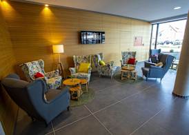 Stadthotel Lohne, Self Check-in & entspannt im Café frühstücken 2