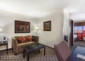 Crowne Plaza MILWAUKEE AIRPORT by IHG 2