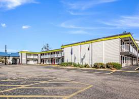 Econo Lodge Inn and Suites 3