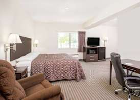 Super 8 by Wyndham Cedar Falls 5