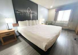 Super 8 by Wyndham St. Clair MO 4