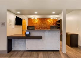 Days Inn & Suites by Wyndham Bowling Green 3