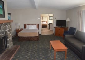 Travelodge by Wyndham Niagara Falls At the Falls 5