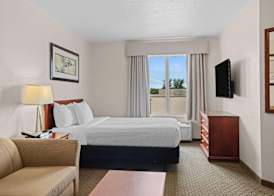 Days Inn & Suites by Wyndham Winkler 5