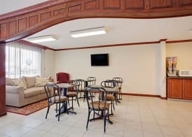 Super 8 by Wyndham Oklahoma/Frontier City 2