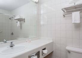 Days Inn by Wyndham Woodbury Long Island 4