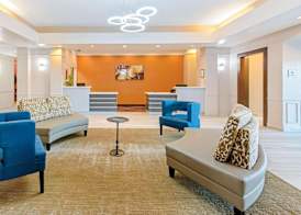 La Quinta Inn & Suites by Wyndham Winnie 2
