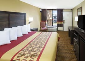 Days Inn by Wyndham Columbus-North Fort Moore 4