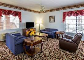 Econo Lodge Inn & Suites 4