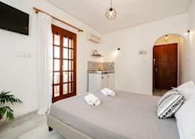 Flerianos Studios Naxos 4