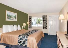 Travelodge by Wyndham Los Banos CA 5