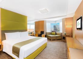 Holiday Inn BANGKOK SILOM by IHG 2